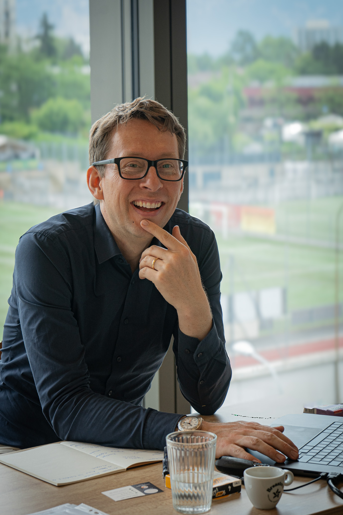 Porträt von Dr. Daniel Schwenger an seinem Arbeitsplatz.