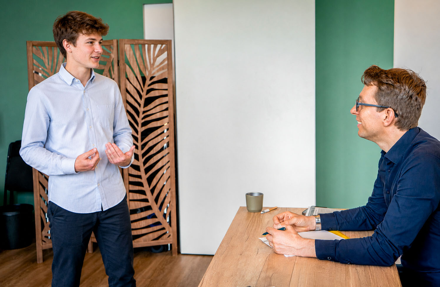 Ein Schüler spricht frei vor Daniel Schwenger; Training für die mündliche Maturaprüfung.